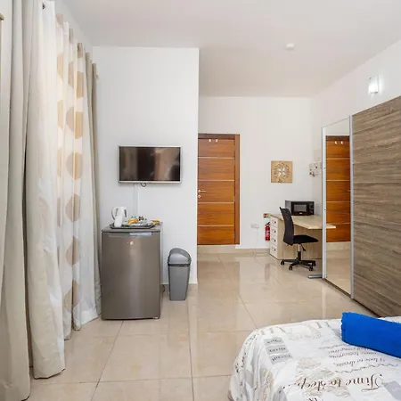 Villa Mosta ホームステイ *